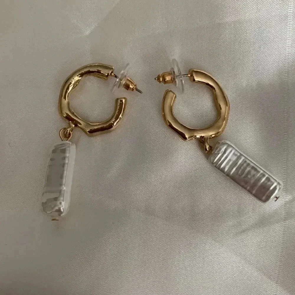 Gold Pearl Statement Hoop Earrings

Gold Plated

Brand New Boutique Item